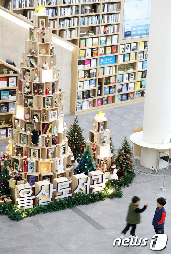 韓國聖誕樹造型書架引人駐足【組圖】【2】