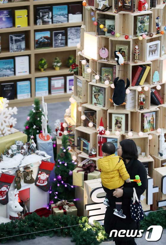 韓國聖誕樹造型書架引人駐足【組圖】【3】