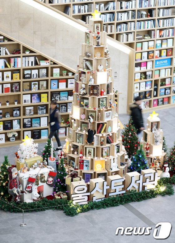 韓國聖誕樹造型書架引人駐足【組圖】【4】