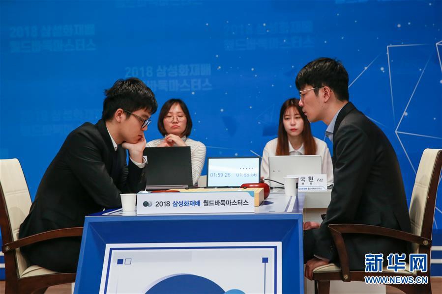 12月4日，柯潔（左一）和安國鉉（右一）在比賽中。 新華社記者王婧嬙攝