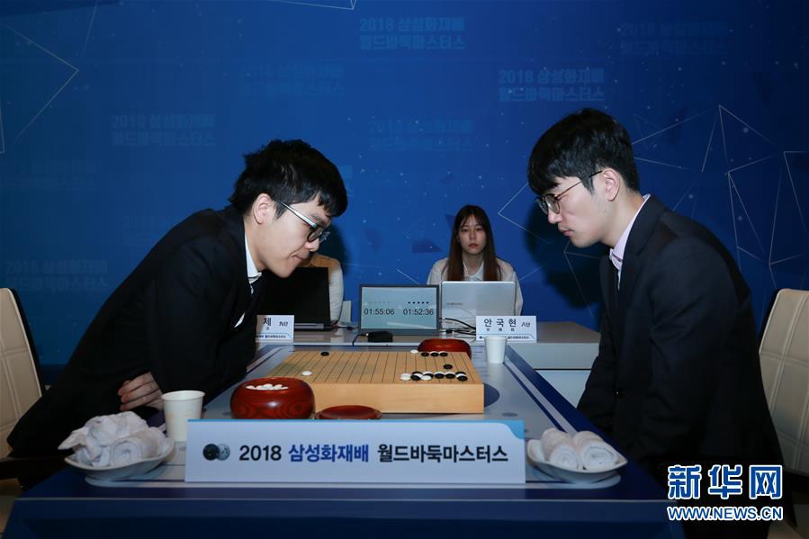 12月5日，柯潔（左）和安國鉉（右）在比賽中。 新華社記者王婧嬙攝
