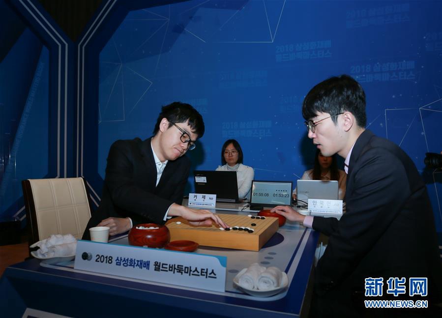 12月5日，柯潔（左）和安國鉉（右）在比賽中。 新華社記者王婧嬙攝