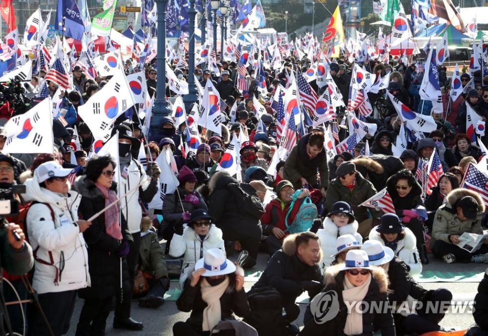 12月8日，朴槿惠支持者在首爾舉行示威集會。(韓聯社)