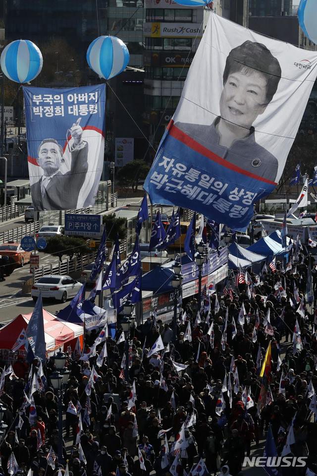 12月8日，朴槿惠支持者在首爾舉行示威集會。(紐西斯通訊社)