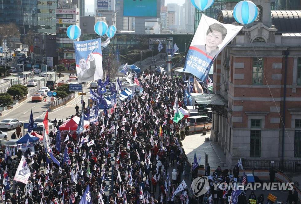 12月8日，朴槿惠支持者在首爾舉行示威集會。(韓聯社)