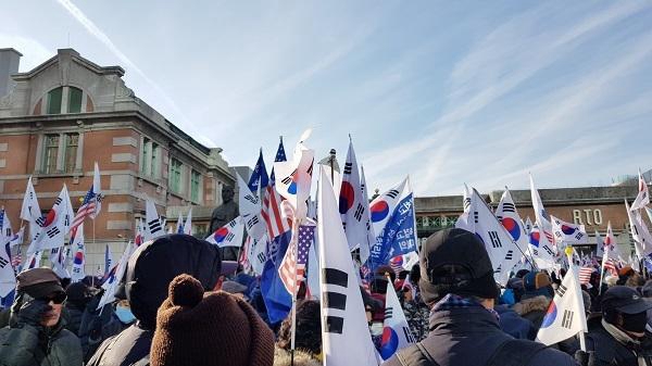 12月8日，朴槿惠支持者在首爾舉行示威集會。(《周日首爾》)