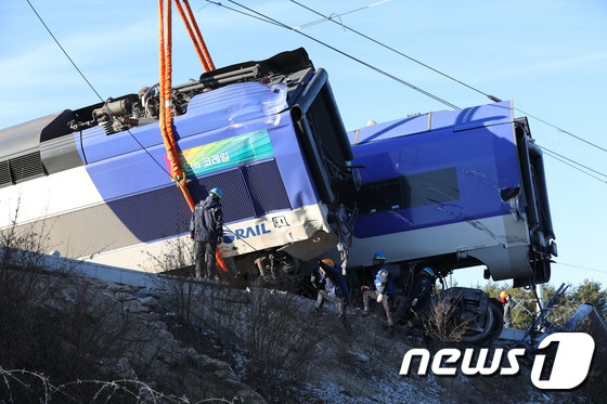 韓國江陵線高鐵列車恢復運行 搶修照公開【組圖】【7】