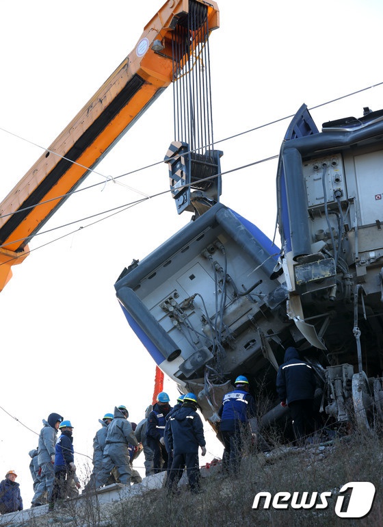 韓國江陵線高鐵列車恢復運行 搶修照公開【組圖】【9】