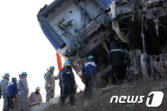 韓國江陵線高鐵列車恢復運行 搶修照公開【組圖】【5】