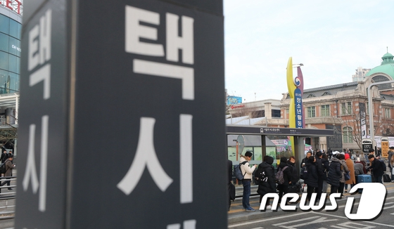 韓出租車界爆發第三輪集會 首爾現“打的難”【9】