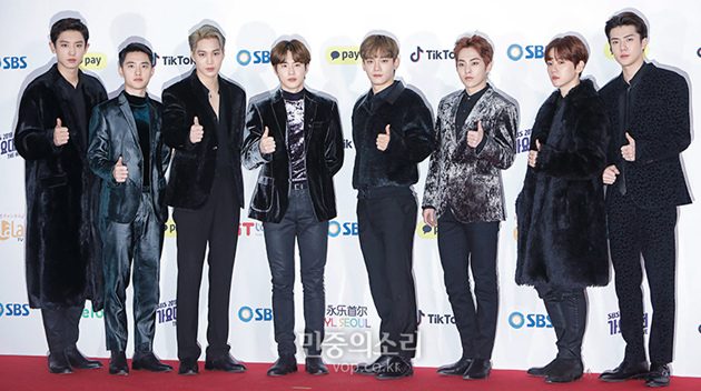 EXO亮相SBS歌謠大戰紅毯 全員“all black”戰服酷帥吸睛【組圖】【10】
