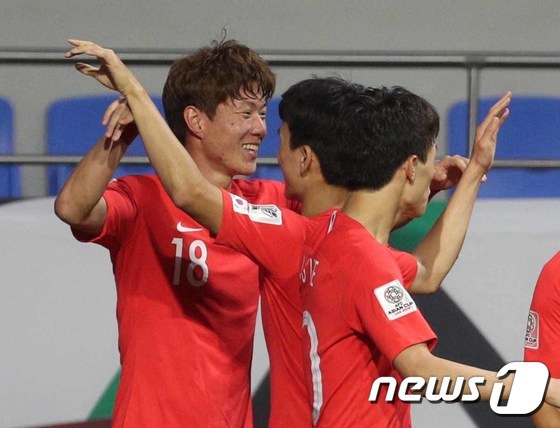 韓國男足慶祝勝利。