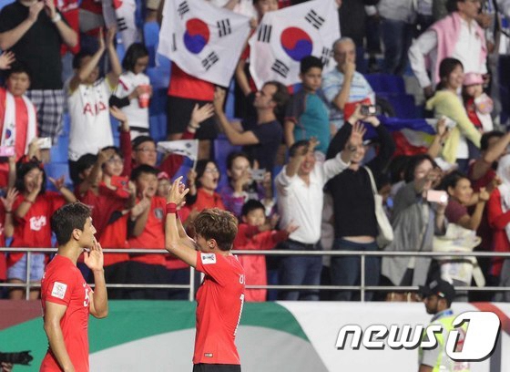 韓國男足慶祝勝利。