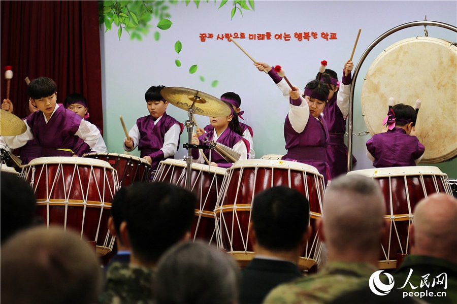 2019年1月11日，在台城洞小學第50屆畢業典禮上，在校學生進行打擊樂表演。 記者 陳尚文攝