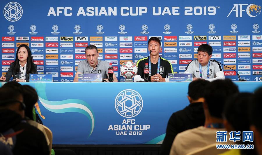 1月15日，韓國隊主教練本托（左二）在發布會上介紹球隊情況。 新華社記者曹燦攝
