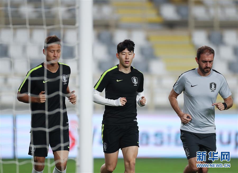 亚洲杯:韩国队举行赛前新闻发布会和适应场地