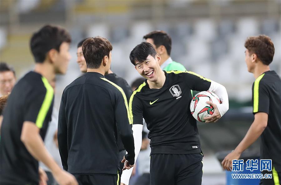 1月15日，韓國隊球員孫興民（右二）在訓練中。  新華社記者曹燦攝