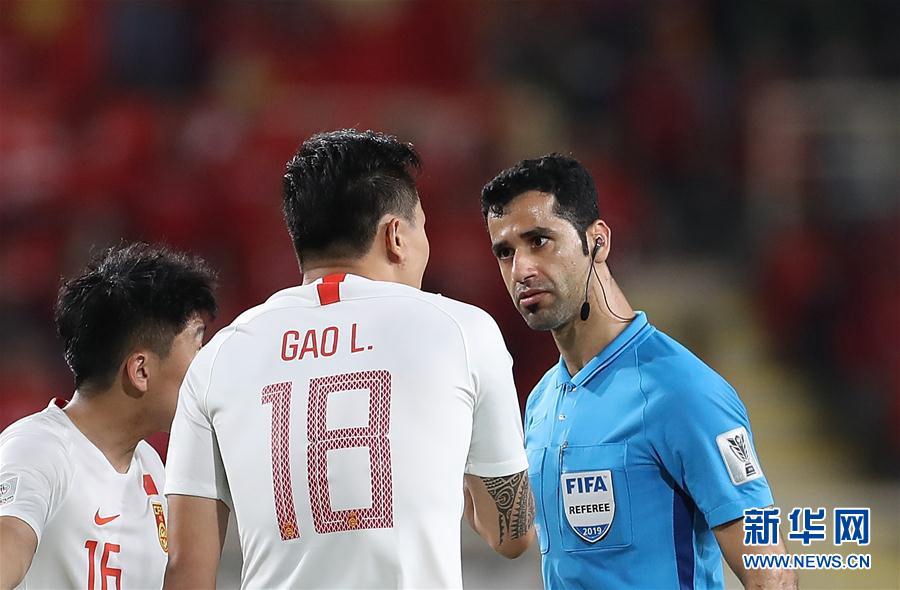 1月16日，主裁判與中國隊球員郜林（中）在比賽中交流。新華社記者曹燦攝