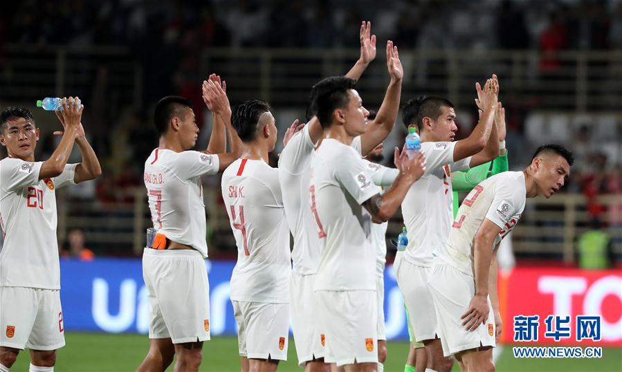 1月16日，中國隊球員在比賽后向球迷致意。 新華社記者李鋼攝