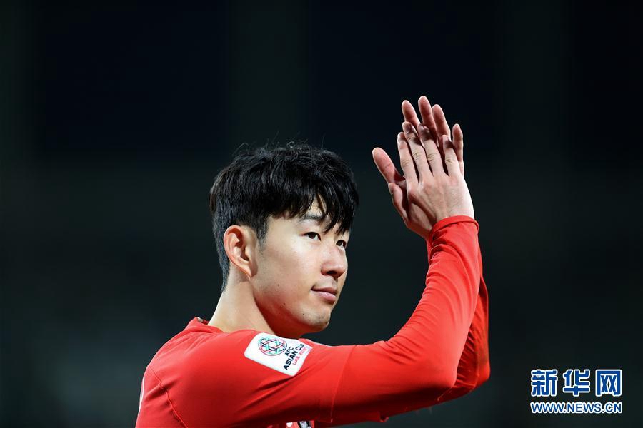 1月16日，韓國隊球員孫興慜在比賽后向球迷致意。新華社記者曹燦攝