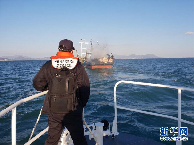1月17日，在韓國西南部海域，海警搜尋失蹤人員。新華社發（韓國麗水市海洋警察署供圖）