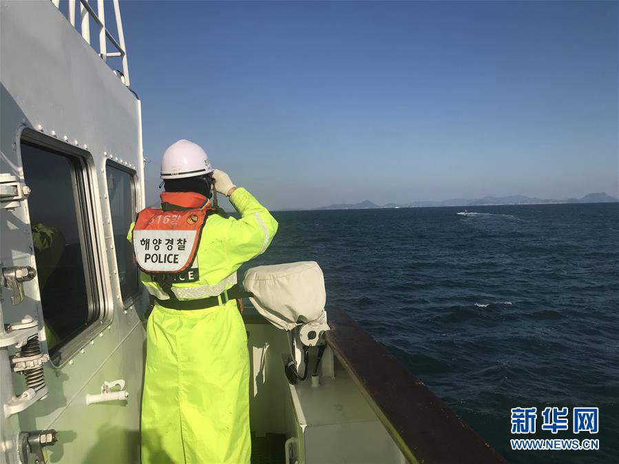 1月17日，在韓國西南部海域，海警搜尋失蹤人員。新華社發（韓國麗水市海洋警察署供圖）
