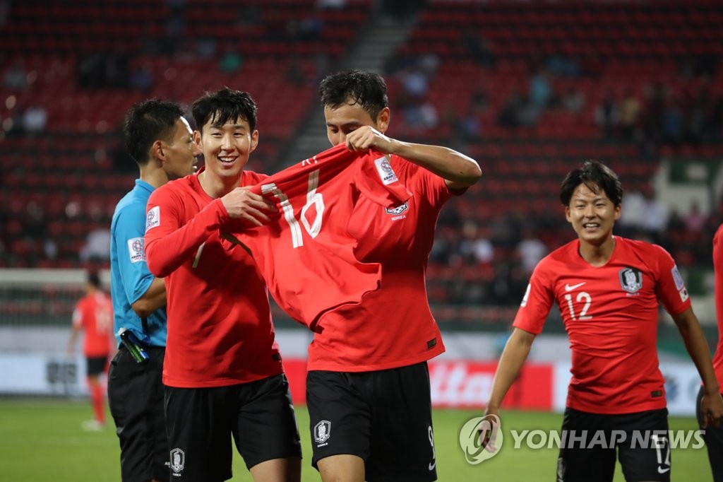 當地時間1月22日，在阿聯酋阿布扎比舉行的2019年亞洲杯足球賽八分之一決賽結束后，韓國隊球員孫興慜（左二）和池東沅拿出奇誠庸球衣慶祝。（韓聯社）