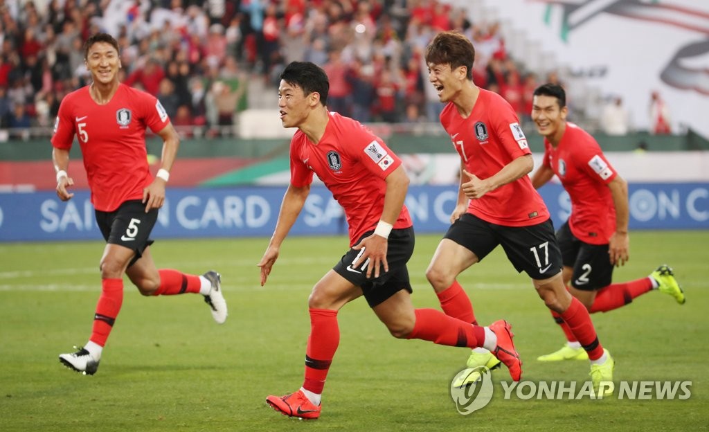 當地時間1月22日，在阿聯酋阿布扎比舉行的2019年亞洲杯足球賽八分之一決賽中，韓國隊球員黃喜燦（左二）進球得分后與隊友歡呼慶祝。（韓聯社）