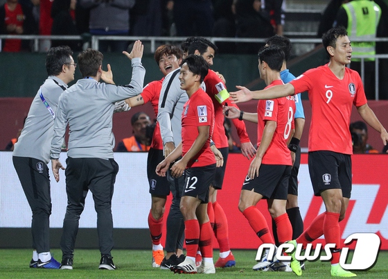 當地時間1月22日，在阿聯酋阿布扎比舉行的2019年亞洲杯足球賽八分之一決賽中，韓國隊金珍洙在加時賽上半場進球后與隊友歡呼。（韓媒news1）