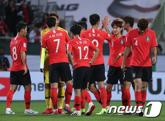 當地時間1月22日，在阿聯酋阿布扎比舉行的2019年亞洲杯足球賽八分之一決賽中，韓國隊2比1戰勝巴林成功晉級8強后拍手慶祝。（韓媒news1）