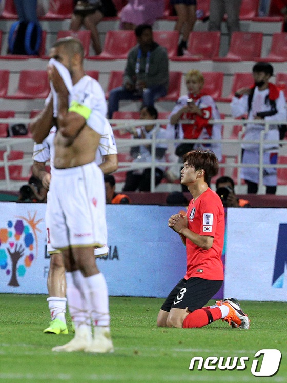 當地時間1月22日，在阿聯酋阿布扎比舉行的2019年亞洲杯足球賽八分之一決賽中，韓國隊金珍洙在加時賽上半場進球后，跪在地上祈禱。（韓媒news1）