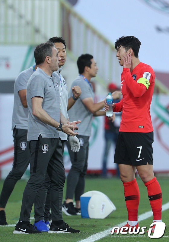 當地時間1月22日，在阿聯酋阿布扎比舉行的2019年亞洲杯足球賽八分之一決賽中，韓國隊孫興慜（右）與教練對話。