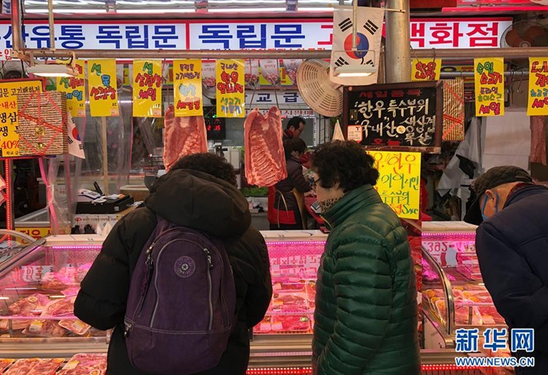 1月29日，人們在韓國首爾的靈泉傳統市場購買肉類。新華社記者王婧嬙攝