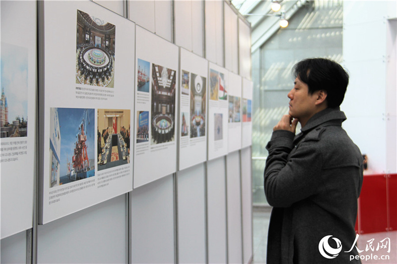 韓國民眾觀看展覽。人民網記者 馬菲攝
