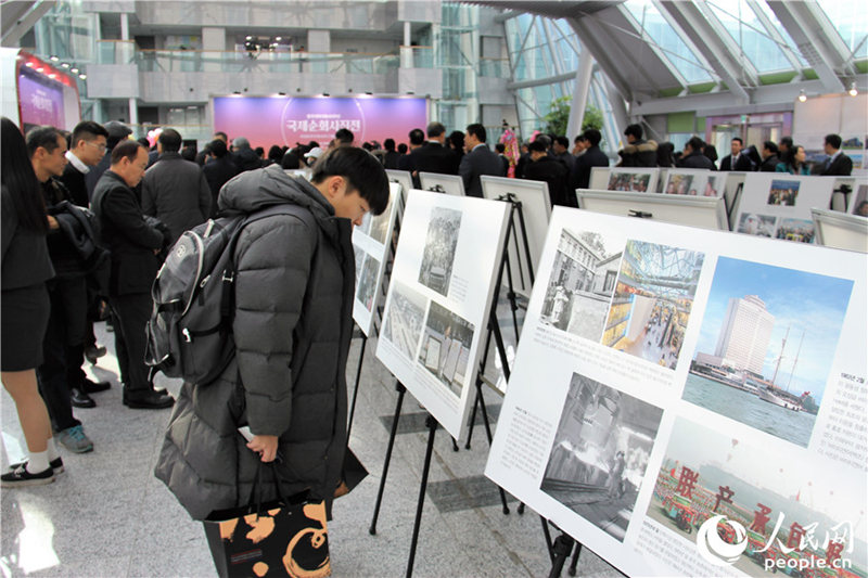 韓國民眾觀看展覽。人民網記者馬菲攝