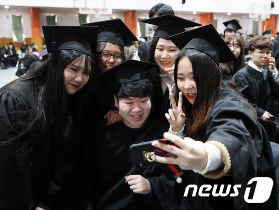 韓國高中2月迎來畢業季 典禮現場溫馨感人
