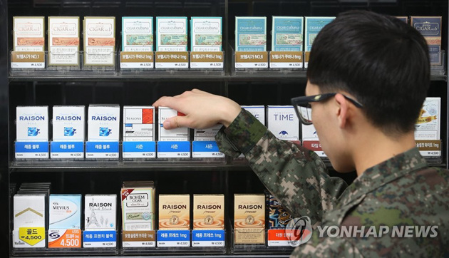 資料圖片：國防超市的香煙櫃台（韓聯社）