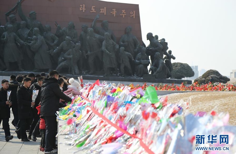 2月16日，在朝鲜平壤万寿台山岗，朝鲜民众献花致敬。新华社记者程大雨摄