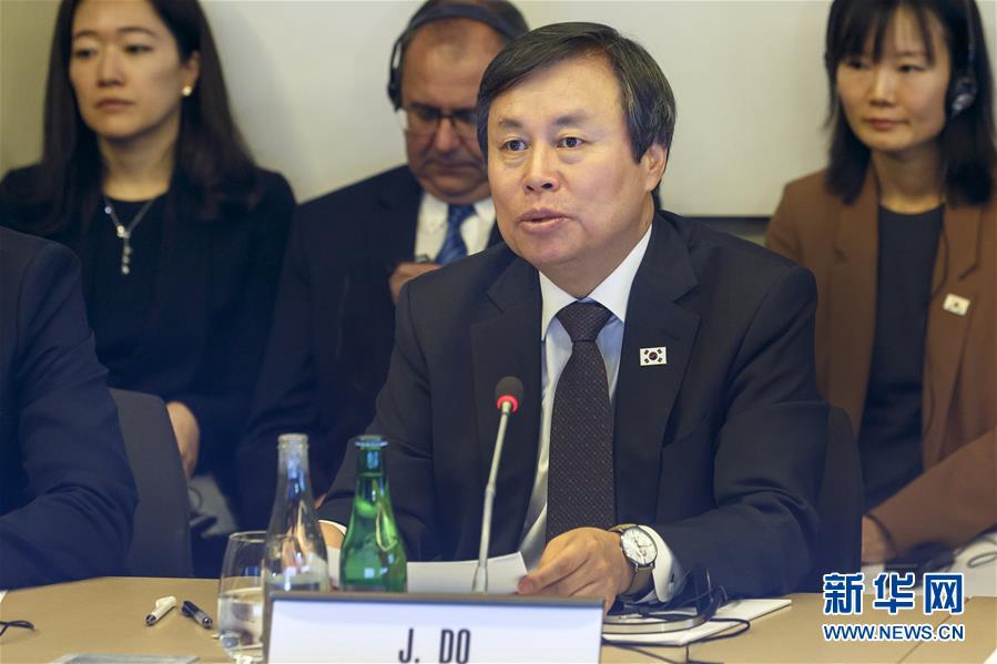 2月15日，韓國文化體育觀光部長官都鐘煥在會議上發言。  新華社發（薩爾瓦托雷·迪·諾爾菲攝）