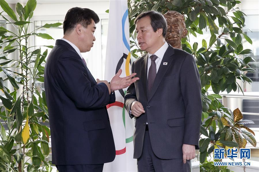 2月15日，與會的韓國文化體育觀光部長官都鐘煥（右）和朝鮮奧委會主席、體育相金日國交談。  新華社發（薩爾瓦托雷·迪·諾爾菲攝）