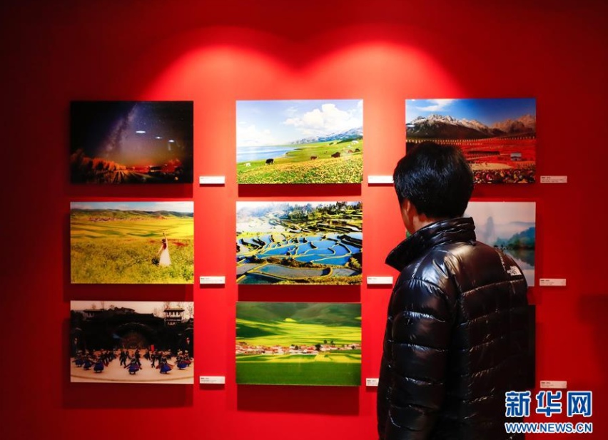 2月18日，在韩国首尔，一名参观者欣赏参展作品。新华社记者 王婧嫱 摄