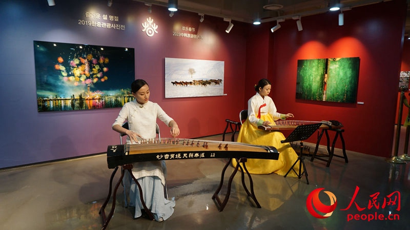 中國古箏演奏家和韓國伽倻琴演奏家在開幕式上演出。