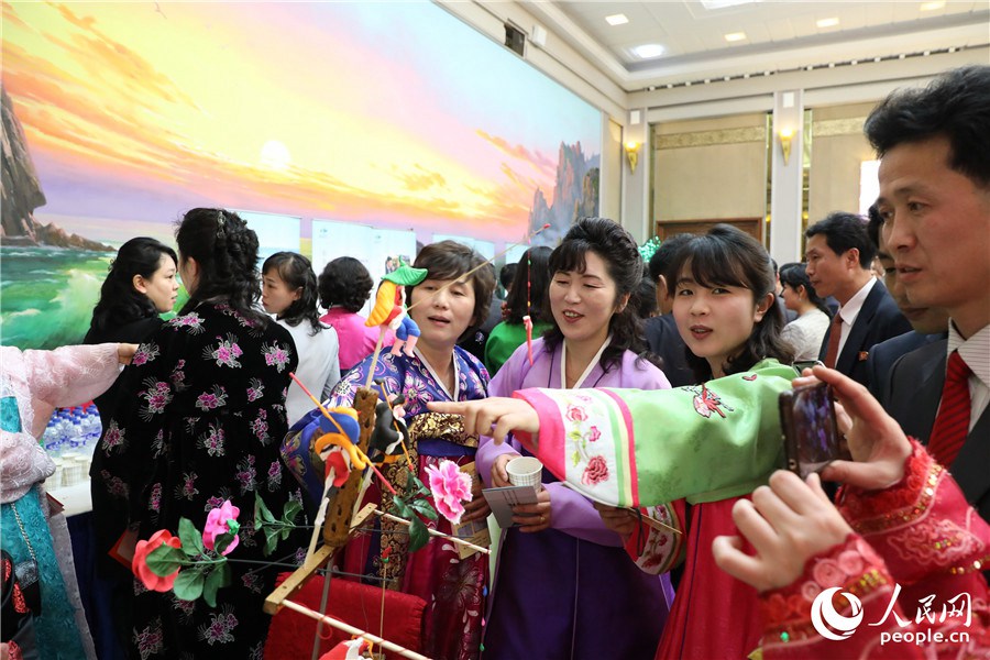朝鮮民眾在春節廟會上觀看面人及面人制作。記者 莽九晨攝