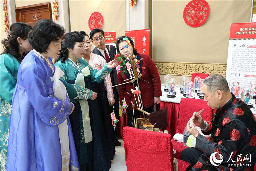 朝鮮民眾在春節廟會上觀看面人及面人制作。記者 莽九晨攝