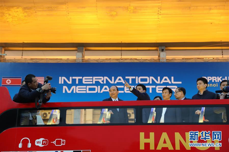 2月24日，在越南首都河內，越南總理阮春福（左二）視察朝美領導人第二次會晤國際媒體中心。新華社記者王迪 攝