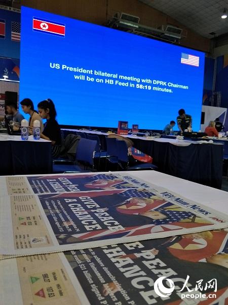 第二次朝美領導人會晤受到多家越南媒體關注。這是河內新聞中心內擺放的英文報紙《越南新聞》頭版。