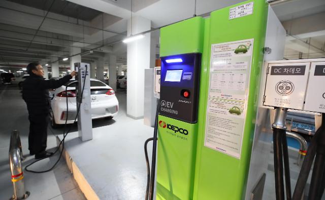 在小区停车场充电中的电动汽车 【图片提供 韩联社】