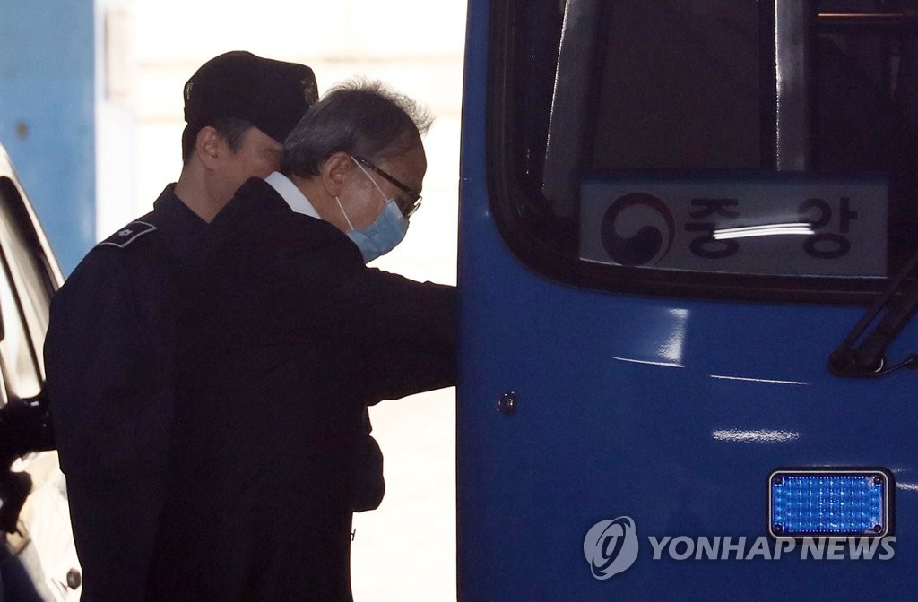 首爾高等法院於6日批准韓國前總統李明博在上訴期間提出的保釋申請后，李明博被送上押送車。