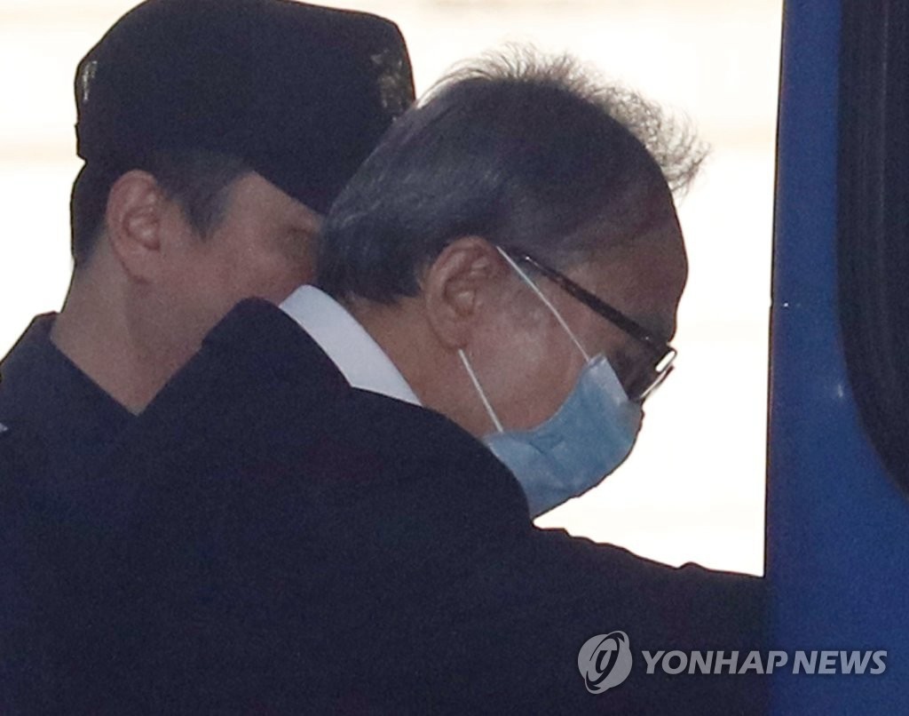 首爾高等法院於6日批准韓國前總統李明博在上訴期間提出的保釋申請后，李明博被送上押送車。