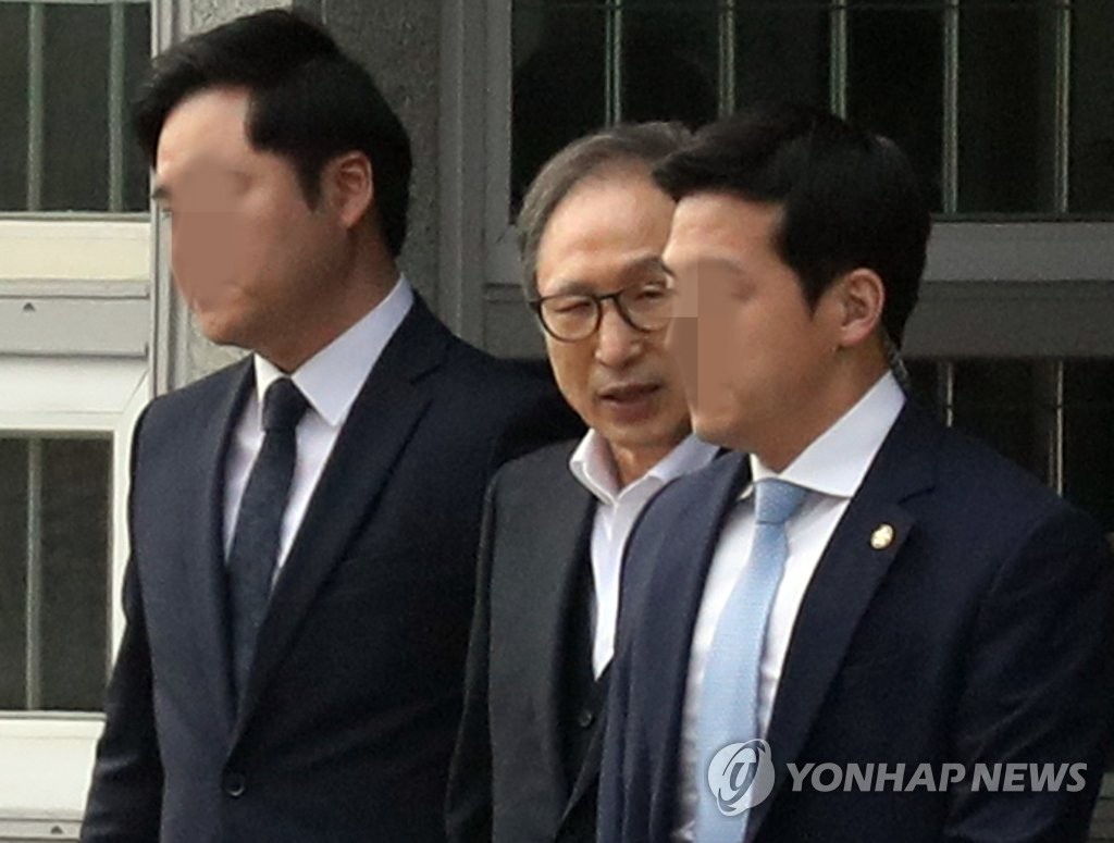 6日，成功保釋的李明博從首爾東部拘留所走出來。